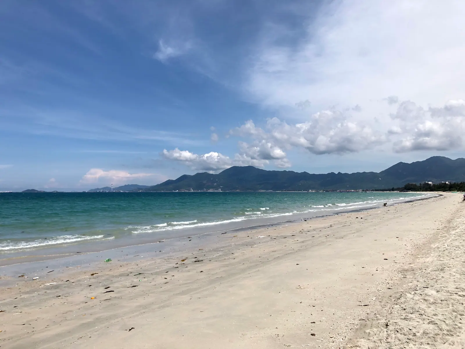 The shore at Doc Let beach, white sand and shallow water