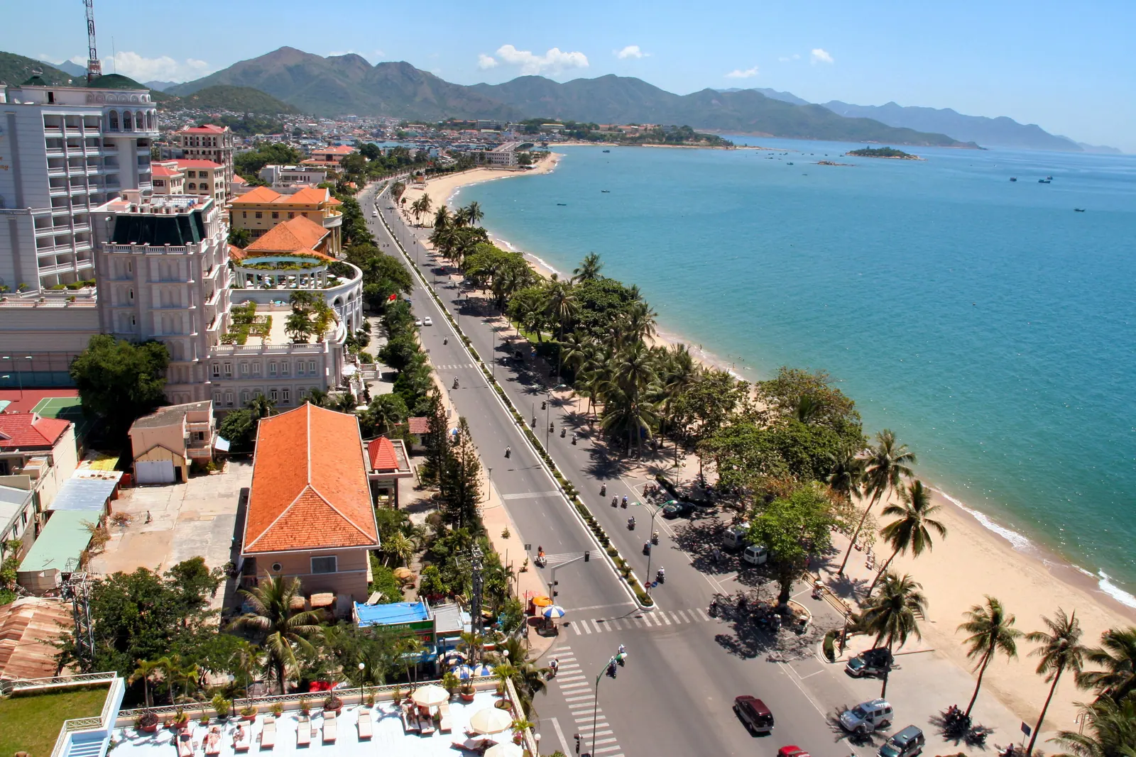Die Straße Tran Phu mit dem Strand und den Hotels von Nha Trang